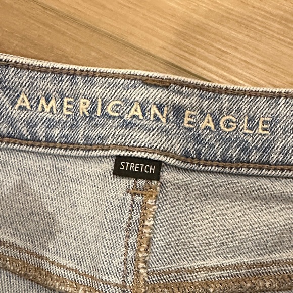 American Eagle Outfitters Light Wash Ripped Jean Shorts sz 6 - Picture 4 of 4